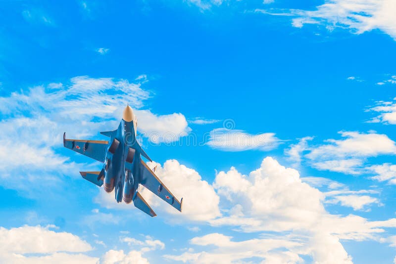 Russisches Militärdüsenjägerfliegen im blauen bewölkten Himmel lizenzfreies stockfoto Russisches Militärdüsenjägerfliegen im blauen bewölkten Himmel lizenzfreies stockfoto