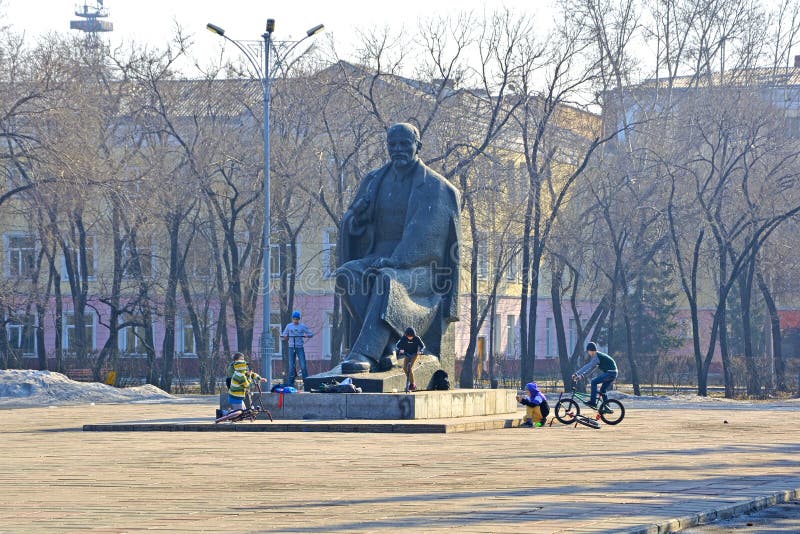 Russland, Abakan, Frühling 2019 Kinderspiel nahe dem Monument, im zentralen Platz der Stadt stockbild Russland, Abakan, Frühling 2019 Kinderspiel nahe dem Monument, im zentralen Platz der Stadt stockbild
