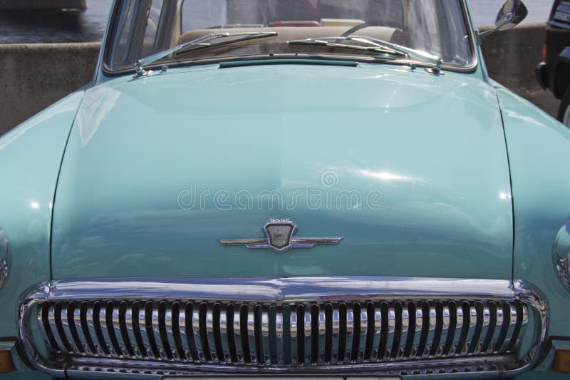 Russland, Krasnojarsk, im Juni 2019: die Haube des Autos mit dem Logo GAZ stockbild Russland, Krasnojarsk, im Juni 2019: die Haube des Autos mit dem Logo GAZ stockbild