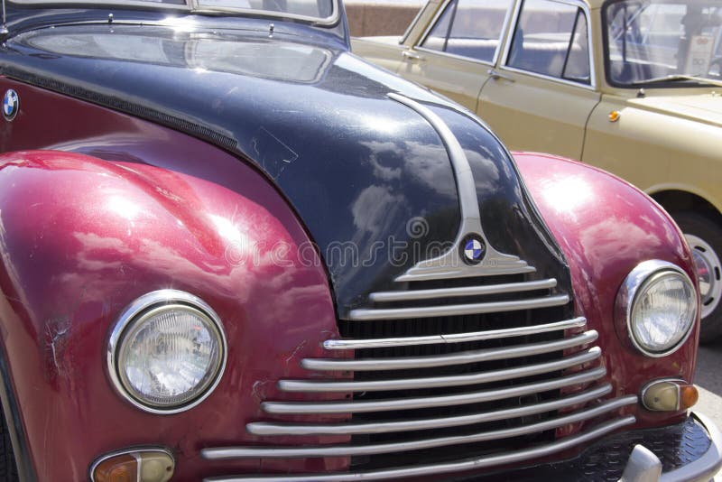 Russland, Krasnojarsk, im Juni 2019: die Haube des Retro- Autologos BMW lizenzfreies stockfoto Russland, Krasnojarsk, im Juni 2019: die Haube des Retro- Autologos BMW lizenzfreies stockfoto