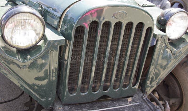 Russland, Krasnojarsk, im Juni 2019: Retro- Autohaube mit GAZ-Logo stockfotos Russland, Krasnojarsk, im Juni 2019: Retro- Autohaube mit GAZ-Logo stockfotos