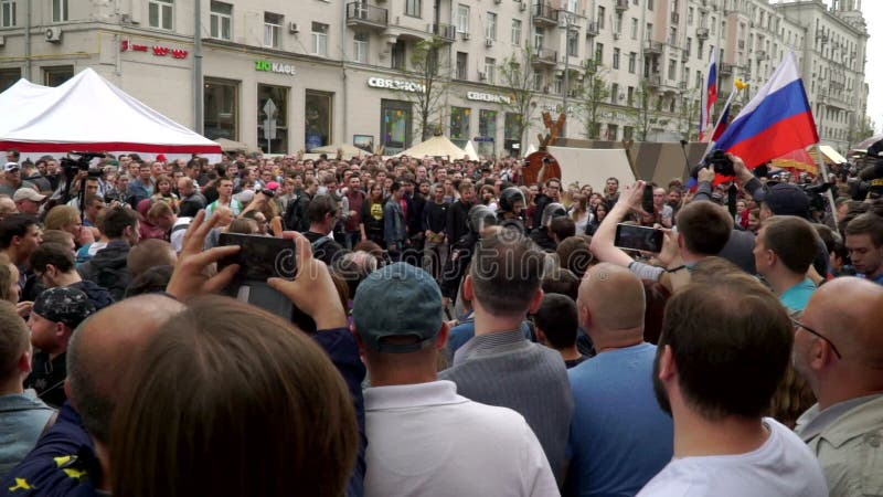 RUSSLAND, MOSKAU - 12. JUNI 2017: Sammlung gegen die Korruption organisiert durch Navalny auf Tverskaya-Straße Die Menge pfiff da