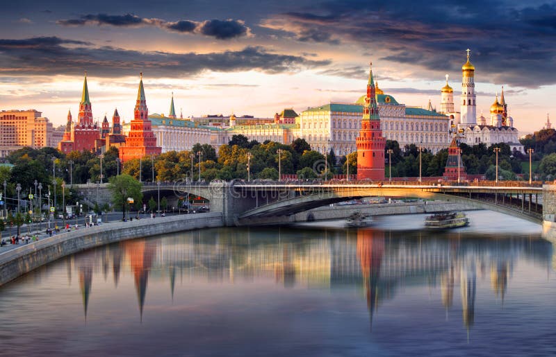 Russland, Moskauer Stadtschlange bei Sonnenuntergang