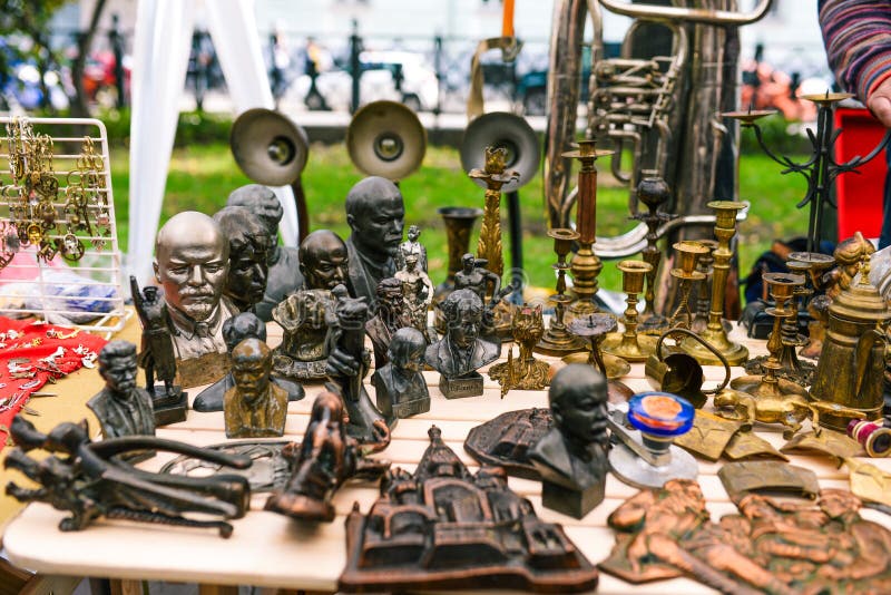 Russland, Stadt Moskau - 6. September 2014: Sowjetische Figürchen von Führern und von Künstlern Stände für Kerzen Verkauf des Alt stockfotos Russland, Stadt Moskau - 6. September 2014: Sowjetische Figürchen von Führern und von Künstlern Stände für Kerzen Verkauf des Alt stockfotos