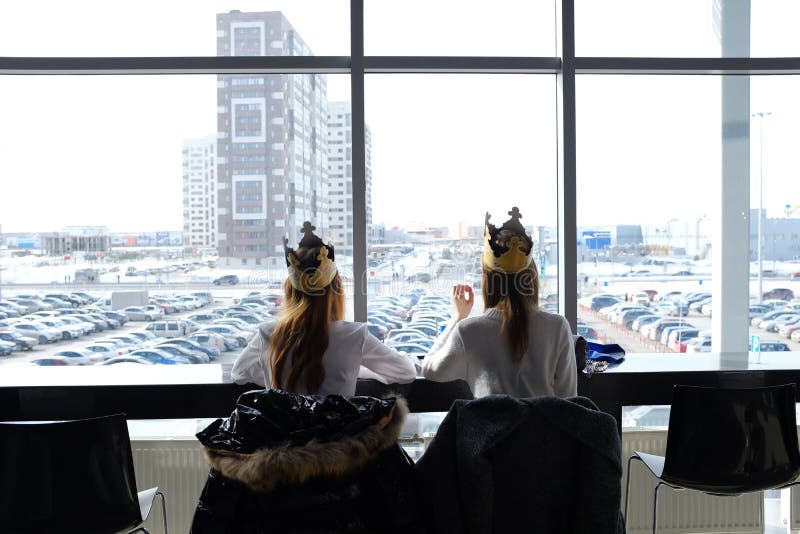 Russland, Tyumen, 30 03 2019 Jugendlichen in den Kronen von Burger King für das Mittagessen im Einkaufszentrum Mädchen essen im E stockfotos Russland, Tyumen, 30 03 2019 Jugendlichen in den Kronen von Burger King für das Mittagessen im Einkaufszentrum Mädchen essen im E stockfotos