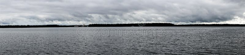 Russland Valdai August 2021. Panoramaaussicht auf den großen See und das gegenüberliegende Ufer. stockfotografie