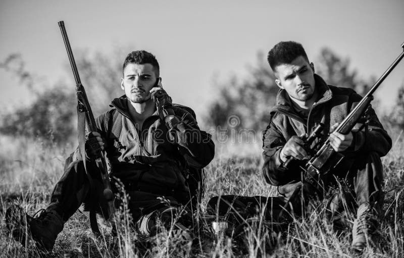 Rust voor echt mensenconcept Jagers die met geweren in aardmilieu ontspannen De jacht met de vrije tijd van de vriendenhobby stock fotografie Rust voor echt mensenconcept Jagers die met geweren in aardmilieu ontspannen De jacht met de vrije tijd van de vriendenhobby stock fotografie