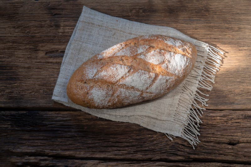 Rustic baguli Τραπέζι από ξύλο. στοκ εικόνες