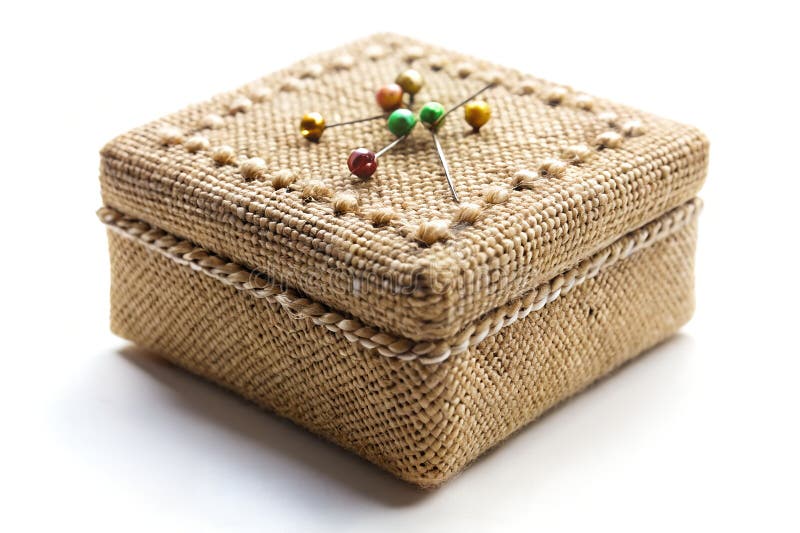 Rustic Burlap Box with CrossStitch&Pins ndash Spooky Cottagecore Aesthetic. Pięknie teksturowane pudełko z delikatnymi szczegółami krzyżowymi i maleńkimi pinami na wieczku. Opiekuńczy chałupa spięta w kolorze dekoracyjnym idealnie nadaje się do estetyki dziewiczej lub gotyckiej..