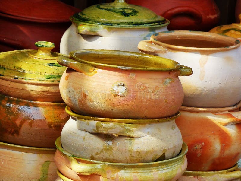 https://thumbs.dreamstime.com/b/rustic-clay-pots-used-traditional-cooking-ecuador-rustic-clay-pots-used-traditional-cooking-found-market-cuenca-196352603.jpg