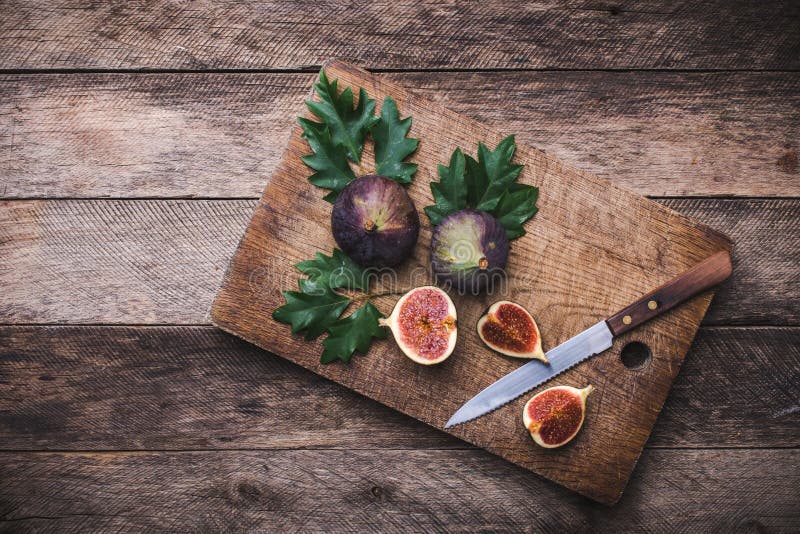 https://thumbs.dreamstime.com/b/rustic-style-cut-figs-knife-chopping-board-wooden-ta-table-autumn-season-food-photo-46426059.jpg