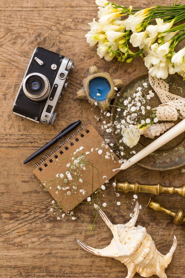 Rustic wedding planning and photography concept. Notepad, seashells and vintage camera. Rustic wedding planning and photography concept. Top view shot of notepad royalty free stock photography Rustic wedding planning and photography concept. Notepad, seashells and vintage camera. Rustic wedding planning and photography concept. Top view shot of notepad royalty free stock photography