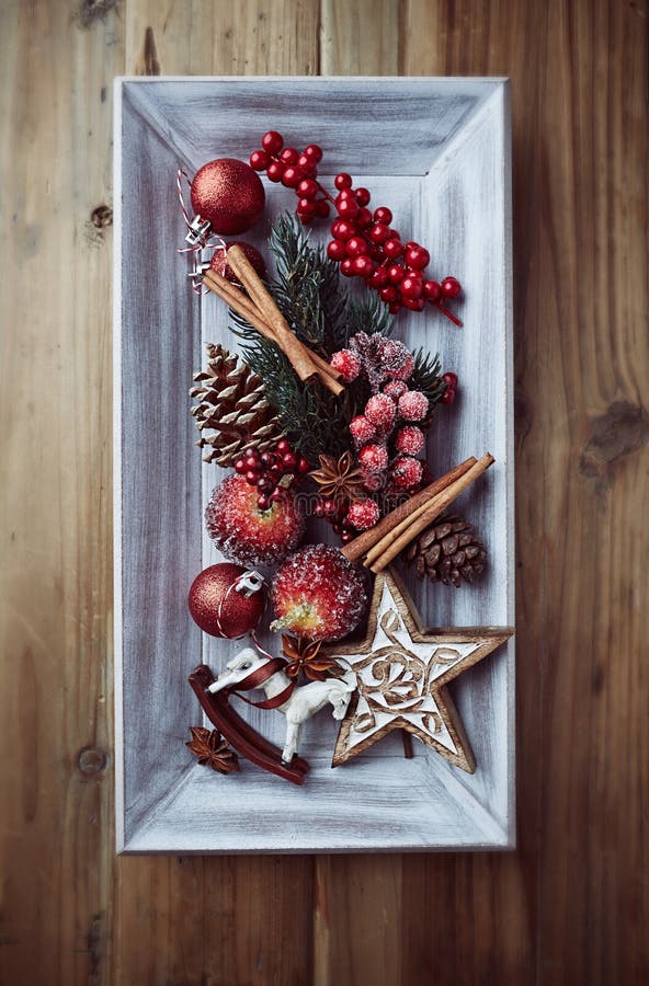 Rustieke Kerstmisdecoratie op een houten dienblad stock afbeeldingen Rustieke Kerstmisdecoratie op een houten dienblad stock afbeeldingen