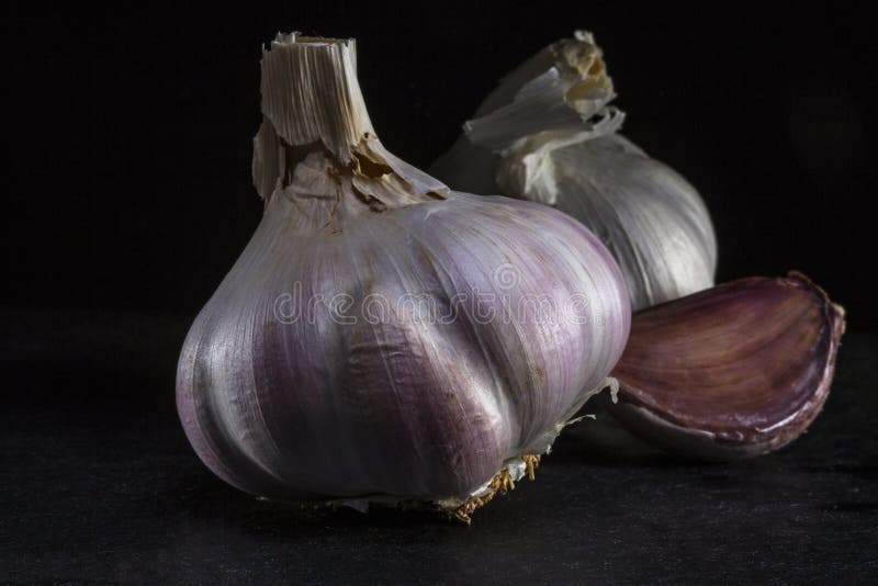 Rustieke Knoflookbollen op leiachtergrond royalty-vrije stock afbeeldingen Rustieke Knoflookbollen op leiachtergrond royalty-vrije stock afbeeldingen