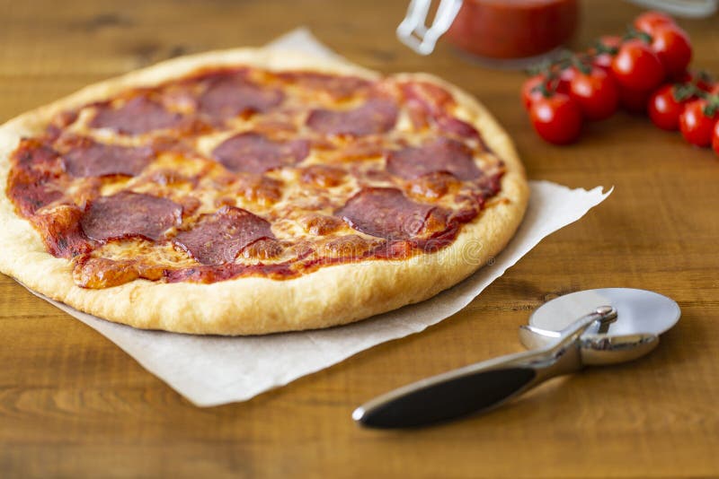 Rustieke pizza met salami, mozarella, olijven en basilicum royalty-vrije stock foto's Rustieke pizza met salami, mozarella, olijven en basilicum royalty-vrije stock foto's