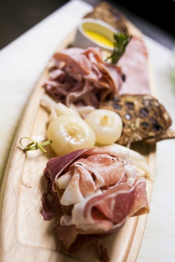 Rustieke Presentatie van een Charcuterie-Raad van Gesneden en Genezen M royalty-vrije stock afbeelding Rustieke Presentatie van een Charcuterie-Raad van Gesneden en Genezen M royalty-vrije stock afbeelding