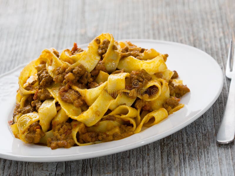 Rustieke traditionele Italiaanse pappardelle bolognese stock foto's Rustieke traditionele Italiaanse pappardelle bolognese stock foto's