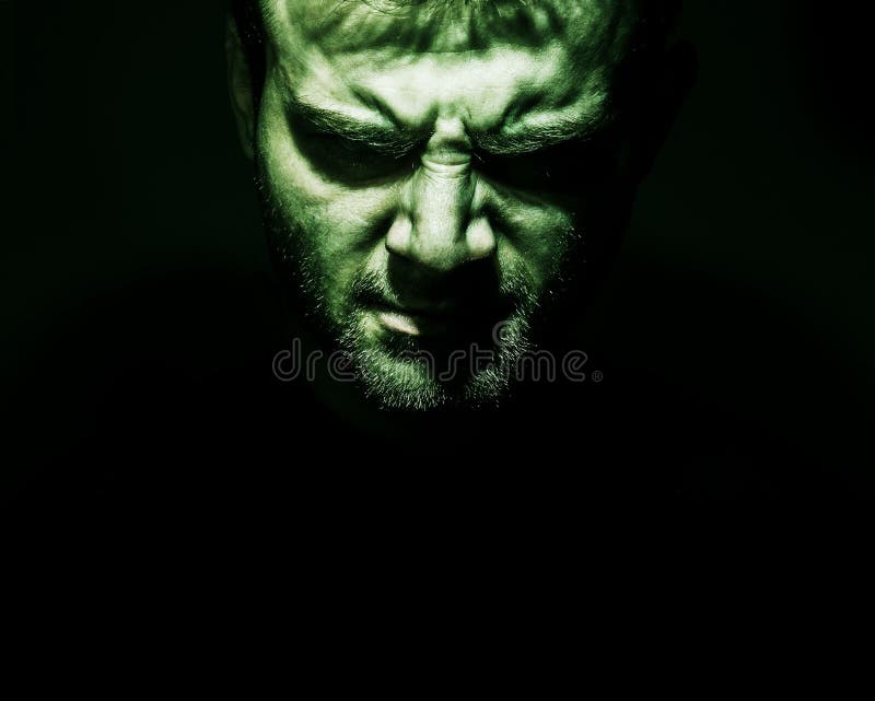 Rustig portret van kwaad, duivel, slecht, boos gezicht van de mens op een bla