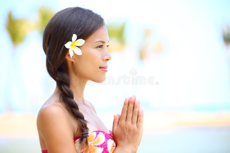 Rustige meditatie - mediterende vrouw op strand royalty-vrije stock fotografie Rustige meditatie - mediterende vrouw op strand royalty-vrije stock fotografie