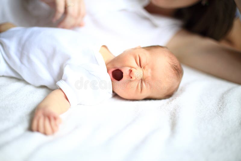 Rustige pasgeboren babyslaap naast mamma stock fotografie Rustige pasgeboren babyslaap naast mamma stock fotografie