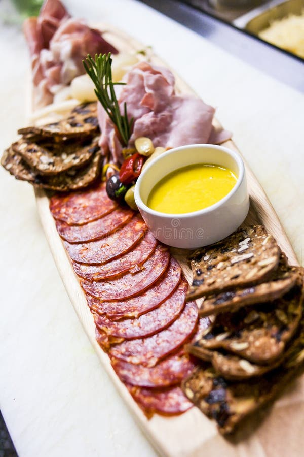 Rustikale Darstellung eines Charcuterie-Brettes geschnittenen und kurierten M lizenzfreies stockbild