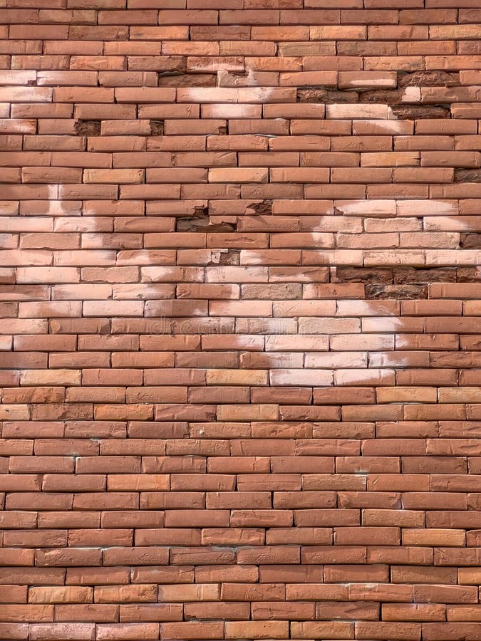 Rustikaler Charme : Gewogene Ziegelwand Textur in warmen Tönen stockbild