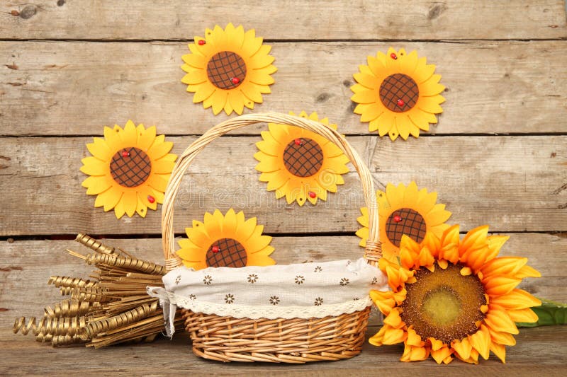Rustikaler Korb mit Sonnenblumen auf Holzfläche lizenzfreie stockfotos