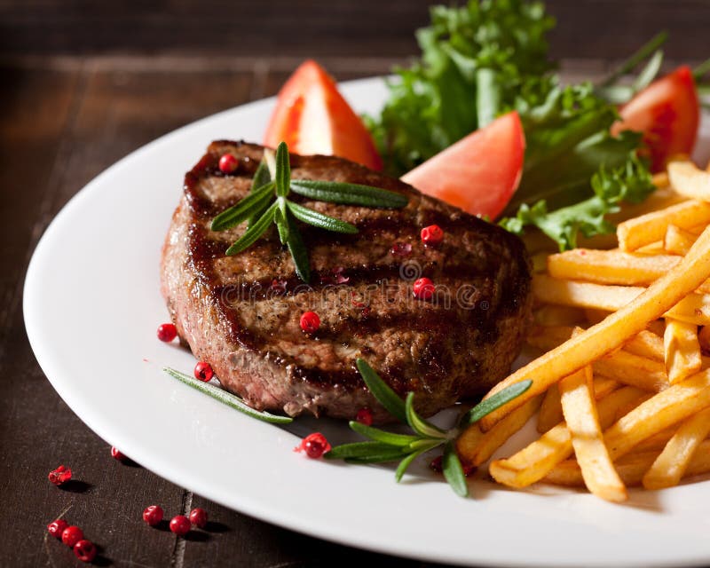 Rustikales Gegrilltes Steak Mit Pommes-Frites Stockfoto - Bild von ...