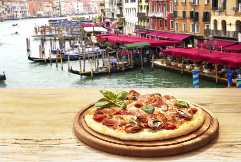 Rustikales oizza lizenzfreies stockbild Rustikales oizza lizenzfreies stockbild