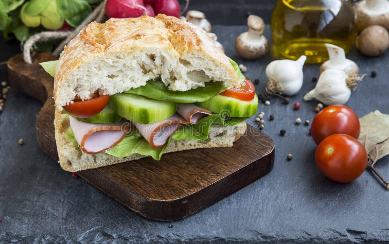 Rustikales Sandwich Mit Schinken, Frischem Brot, Salat, Tomaten Und ...