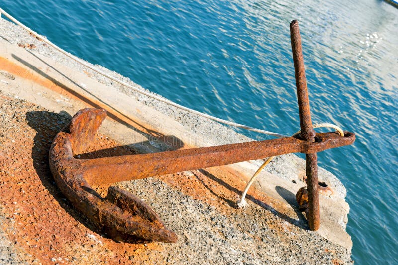 Rusty Anchor på pir i Portovenere fotografering för bildbyråer Rusty Anchor på pir i Portovenere fotografering för bildbyråer