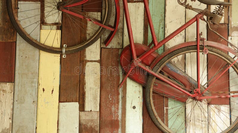 Rusty Bike d'annata sulla vecchia parete di legno immagini stock Rusty Bike d'annata sulla vecchia parete di legno immagini stock