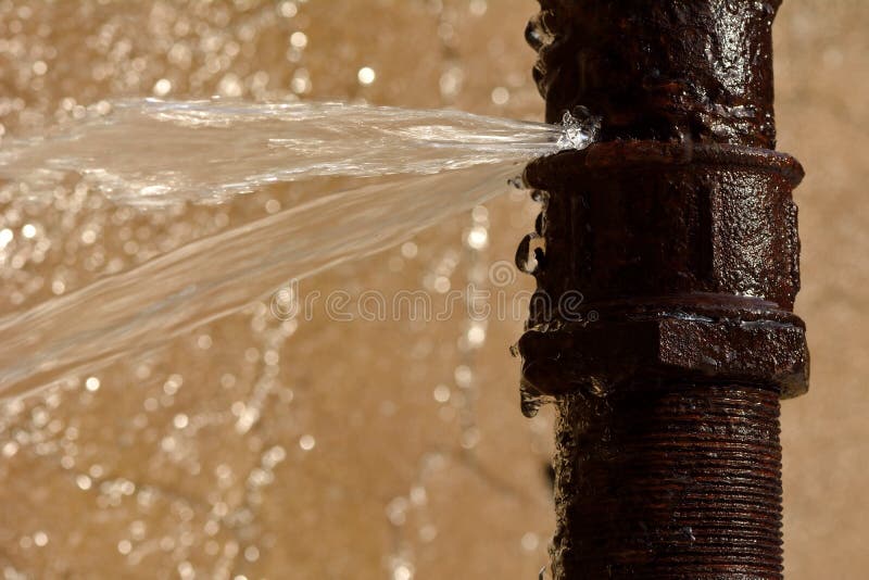 Viejo oxidado tubo aerosoles Agua después desgarrando en el invierno, en Azerbaiyán.