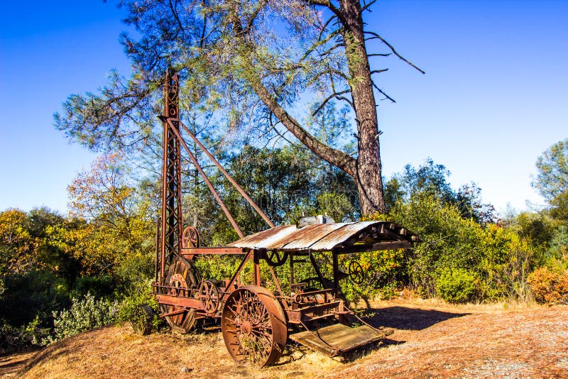 Rusty Drilling Equipment On Hill d'annata immagine stock Rusty Drilling Equipment On Hill d'annata immagine stock