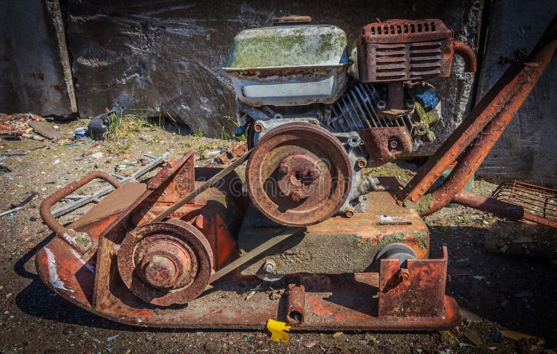https://thumbs.dreamstime.com/b/rusty-lawn-mower-abandoned-retro-agricultural-machinery-73682521.jpg
