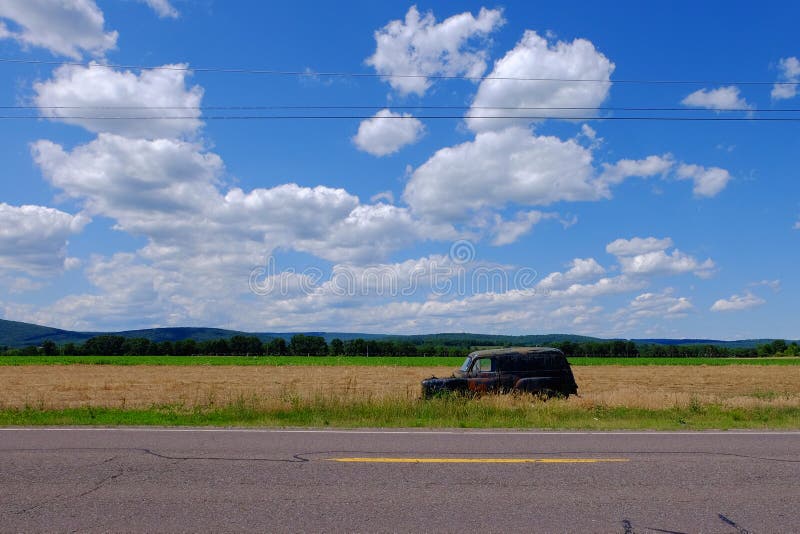 Rusty Old Car En Campo De Granja Imagen de archivo Imagen de granja