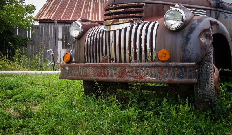 Rusty old truck in farm field royalty free stock photography Rusty old truck in farm field royalty free stock photography