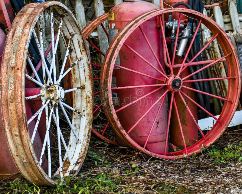 Rusty Red en White Wagon Wheels royalty-vrije stock foto Rusty Red en White Wagon Wheels royalty-vrije stock foto