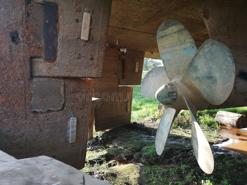Rusty Sunken Ship Propeller стоковые фотографии rf