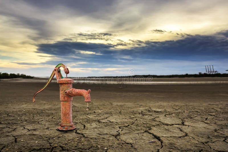 Arrugginito Acqua pompa sul paesi un incrinato paesi.