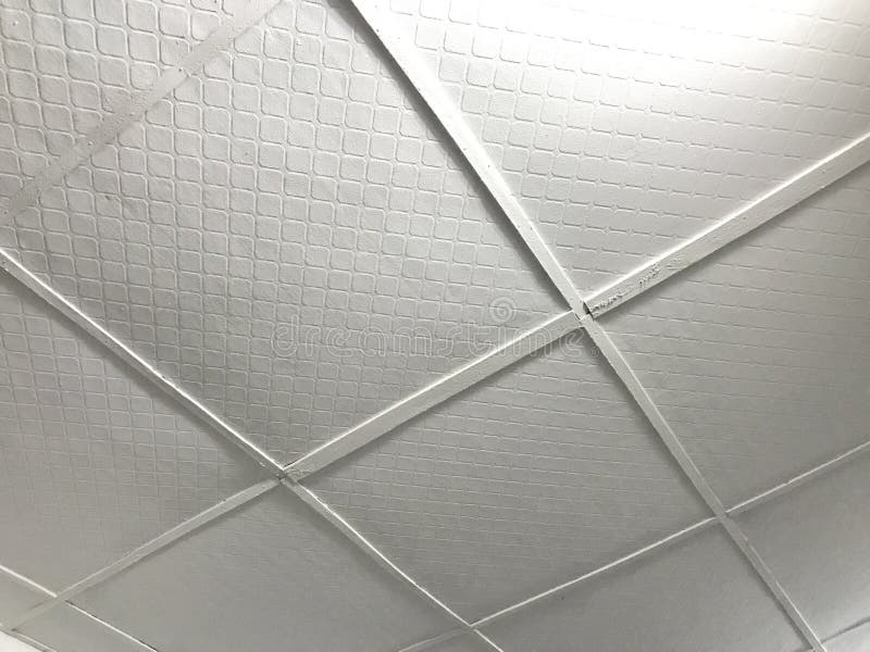 Rutnät för kalciumsilikat falskt takmaterial som är fixerat över det upphängda falska taket för bostäder arkivbild