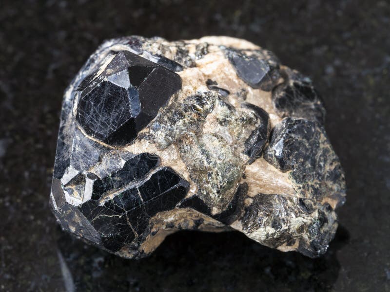 ruw Spinel kristal op zwarte Diopside kristallen