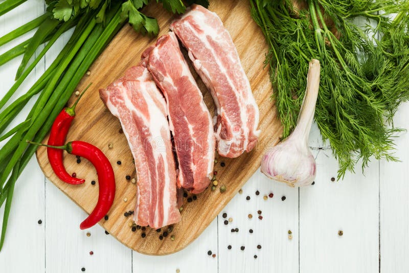 Ruw varkensvlees met groenten en peper op witte achtergrond, het koken stock foto Ruw varkensvlees met groenten en peper op witte achtergrond, het koken stock foto
