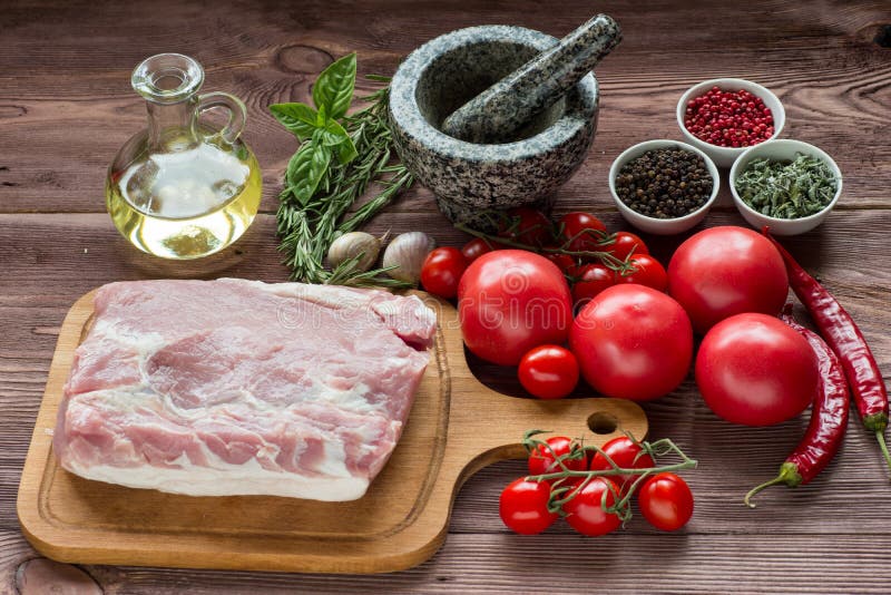 Ruw varkensvleesvlees met freashgroenten stock afbeelding Ruw varkensvleesvlees met freashgroenten stock afbeelding