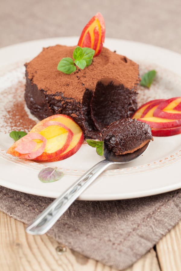 Ruwe de chocolademousse van de veganistavocado met nectarine stock fotografie Ruwe de chocolademousse van de veganistavocado met nectarine stock fotografie