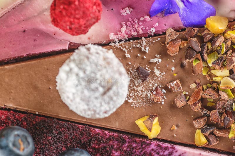Ruwe die veganistcakes met fruit en zaden, met bloem, productfotografie voor patisserie wordt verfraaid royalty-vrije stock foto Ruwe die veganistcakes met fruit en zaden, met bloem, productfotografie voor patisserie wordt verfraaid royalty-vrije stock foto