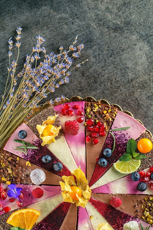 Ruwe die veganistcakes met fruit en zaden, met bloem, productfotografie voor patisserie wordt verfraaid royalty-vrije stock afbeelding Ruwe die veganistcakes met fruit en zaden, met bloem, productfotografie voor patisserie wordt verfraaid royalty-vrije stock afbeelding