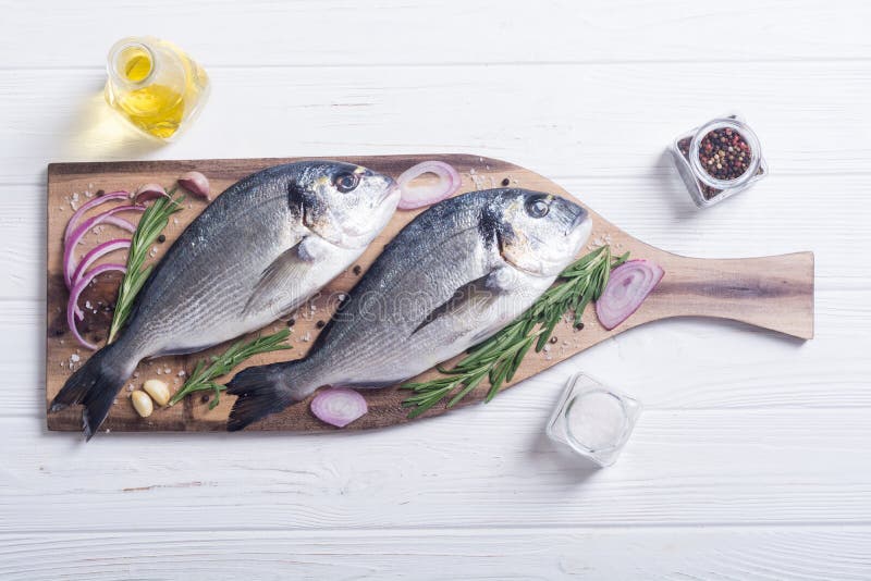 Ruwe doradovissen en ingridient voor het koken stock afbeeldingen Ruwe doradovissen en ingridient voor het koken stock afbeeldingen