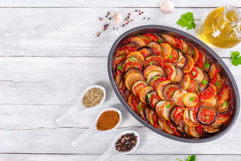 Ruwe ingrediënten voor traditionele Franse braadpan, ratatouille aan stock fotografie Ruwe ingrediënten voor traditionele Franse braadpan, ratatouille aan stock fotografie