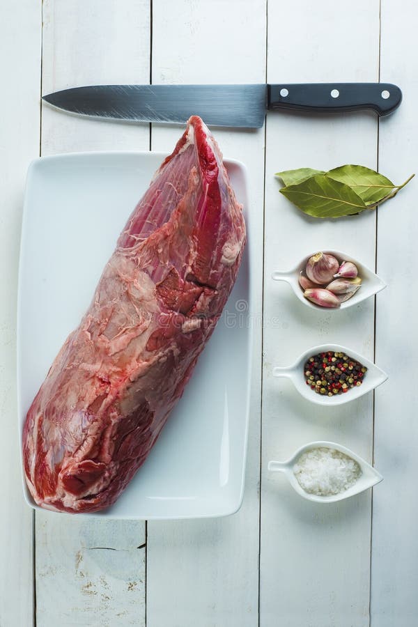 Ruwe kalfsvleesvlees en ingrediënten om het te koken royalty-vrije stock foto's Ruwe kalfsvleesvlees en ingrediënten om het te koken royalty-vrije stock foto's